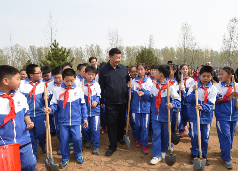 这是植树活动结束时习近平同少先队员在一起。新华社记者 李学仁 摄